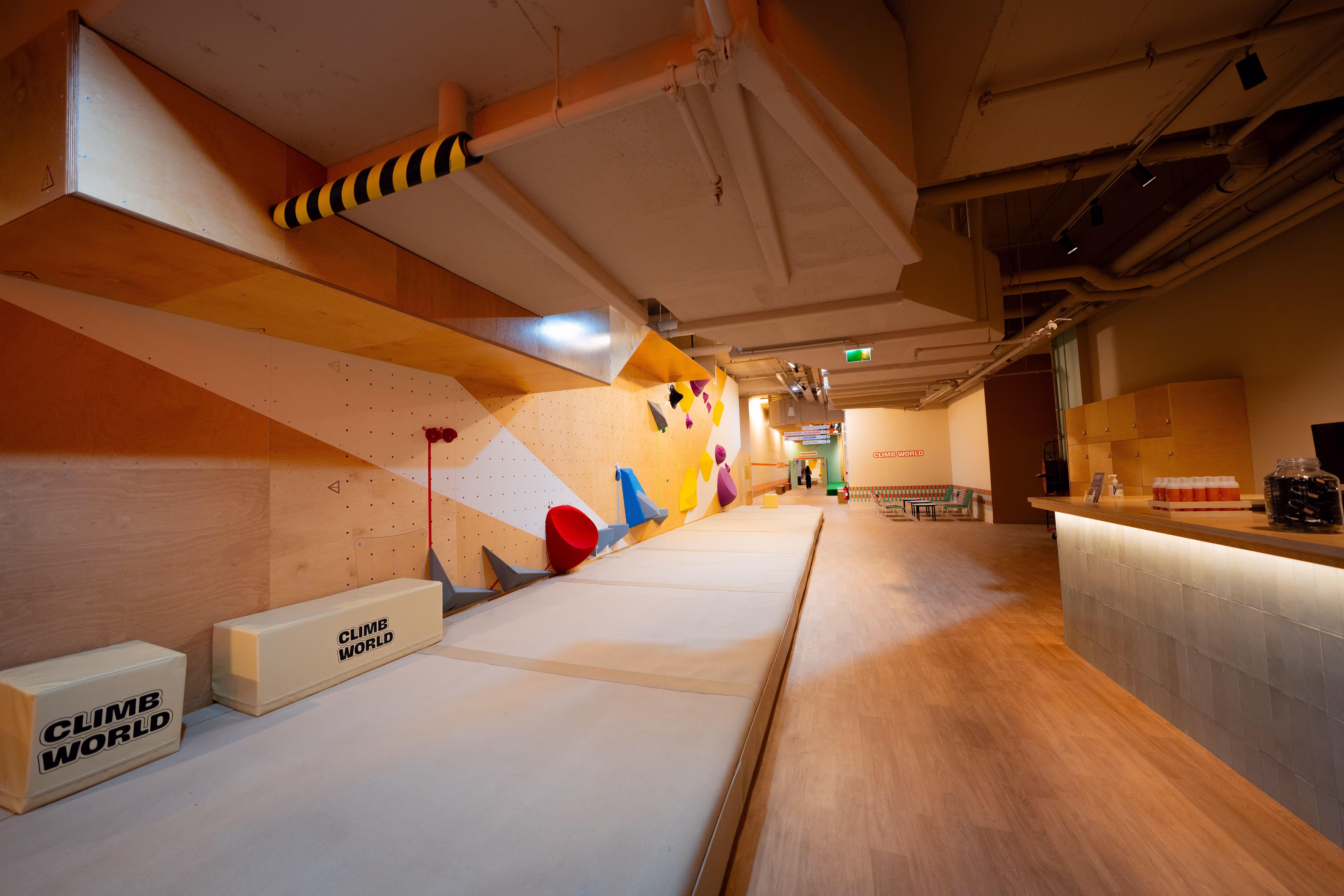 Vue panoramique de l'accueil Climb World avec le mur de bloc en arrière-plan.