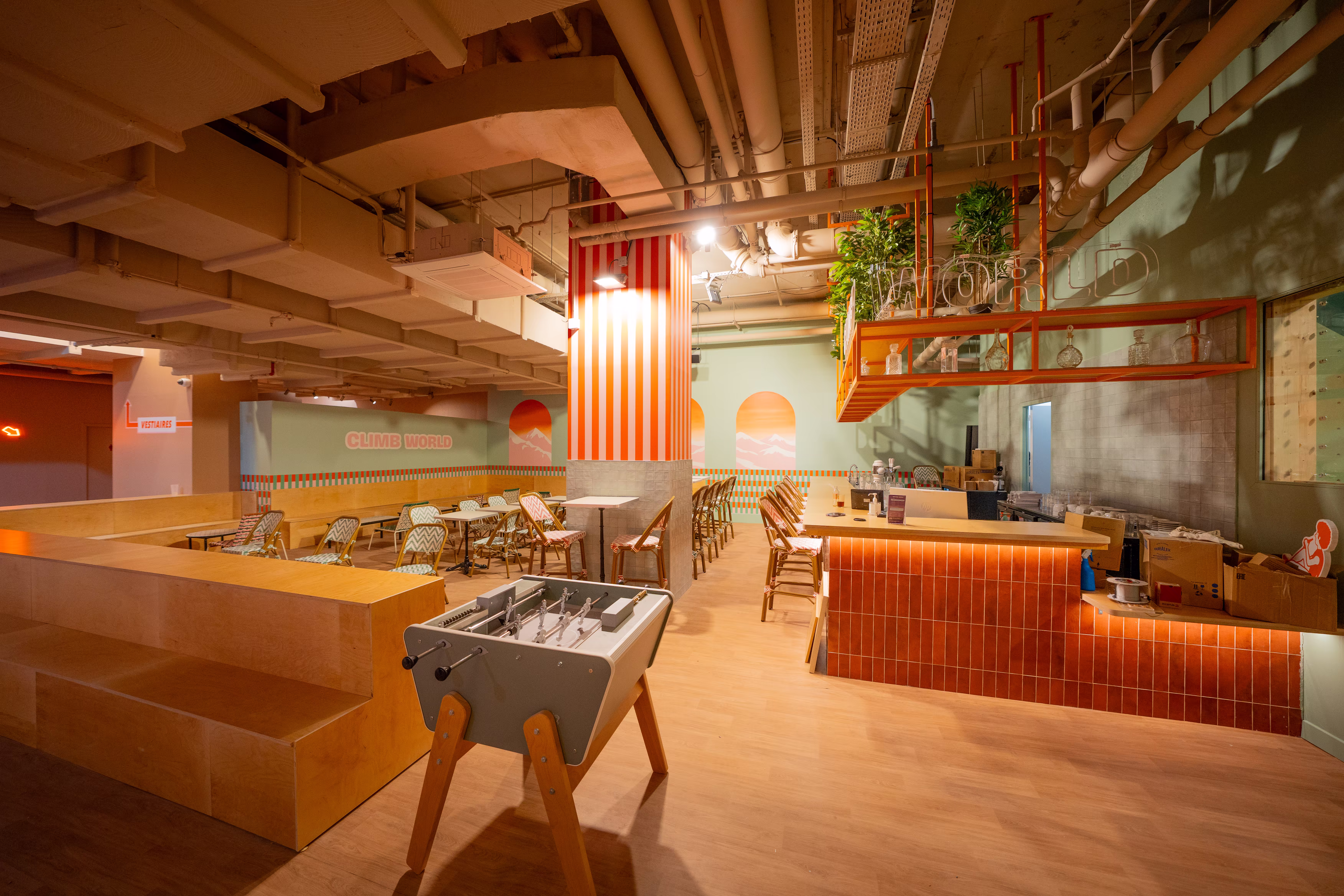 Café Climb World ouvert sur l'espace de bloc.