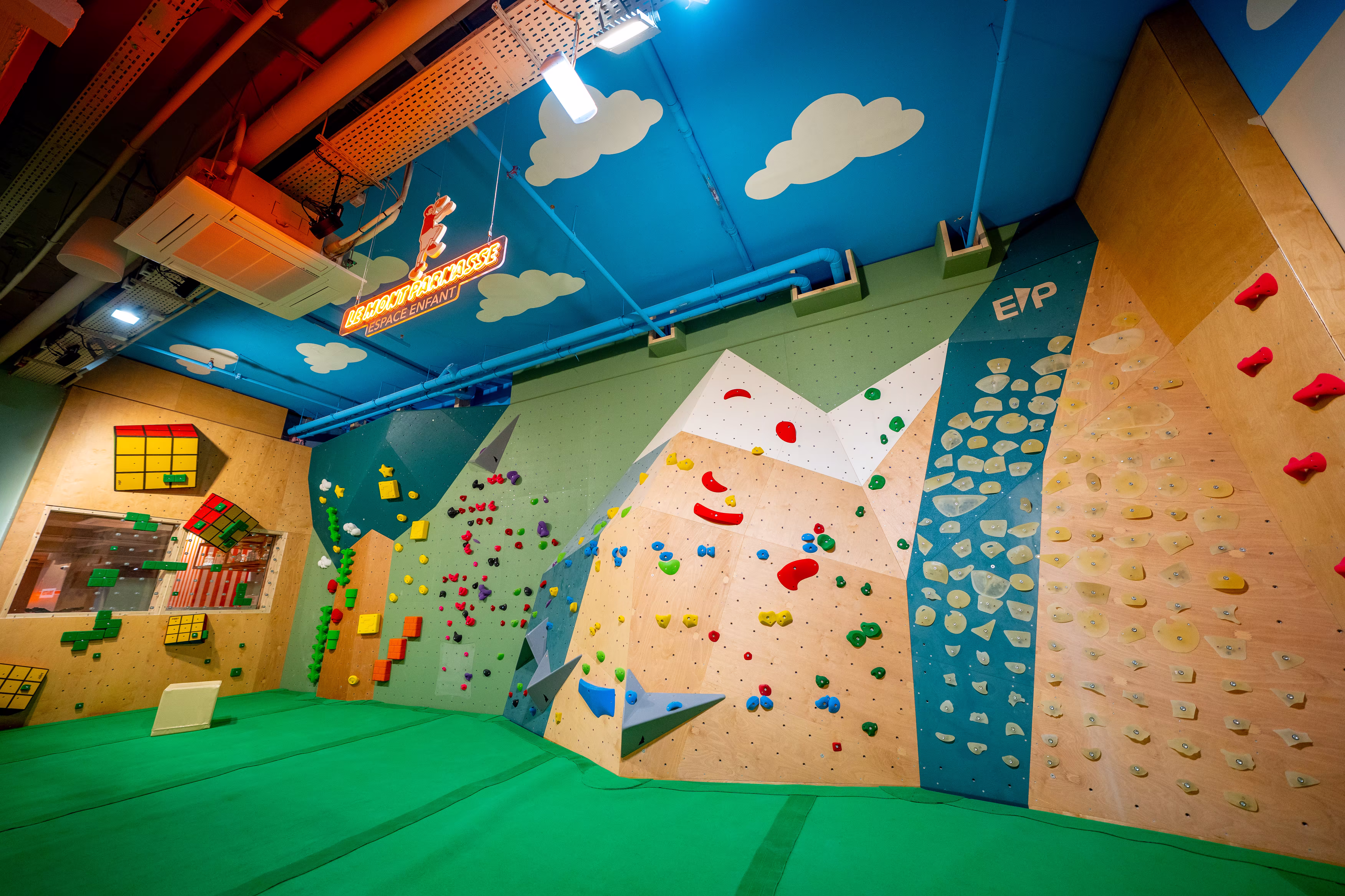 Espace enfants avec murs d'escalade colorés chez Climb World.