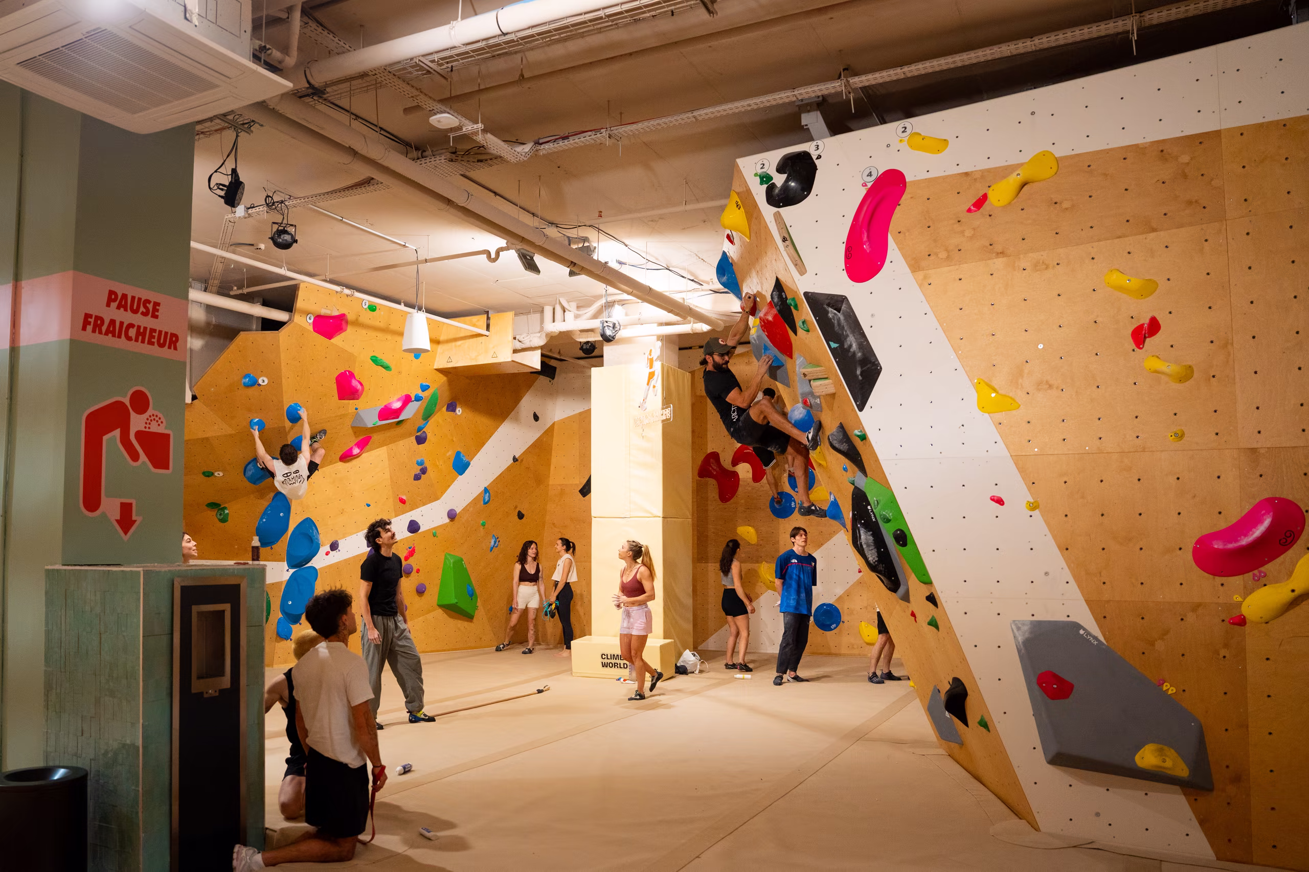 Session de bloc en groupe dans la salle Climb World