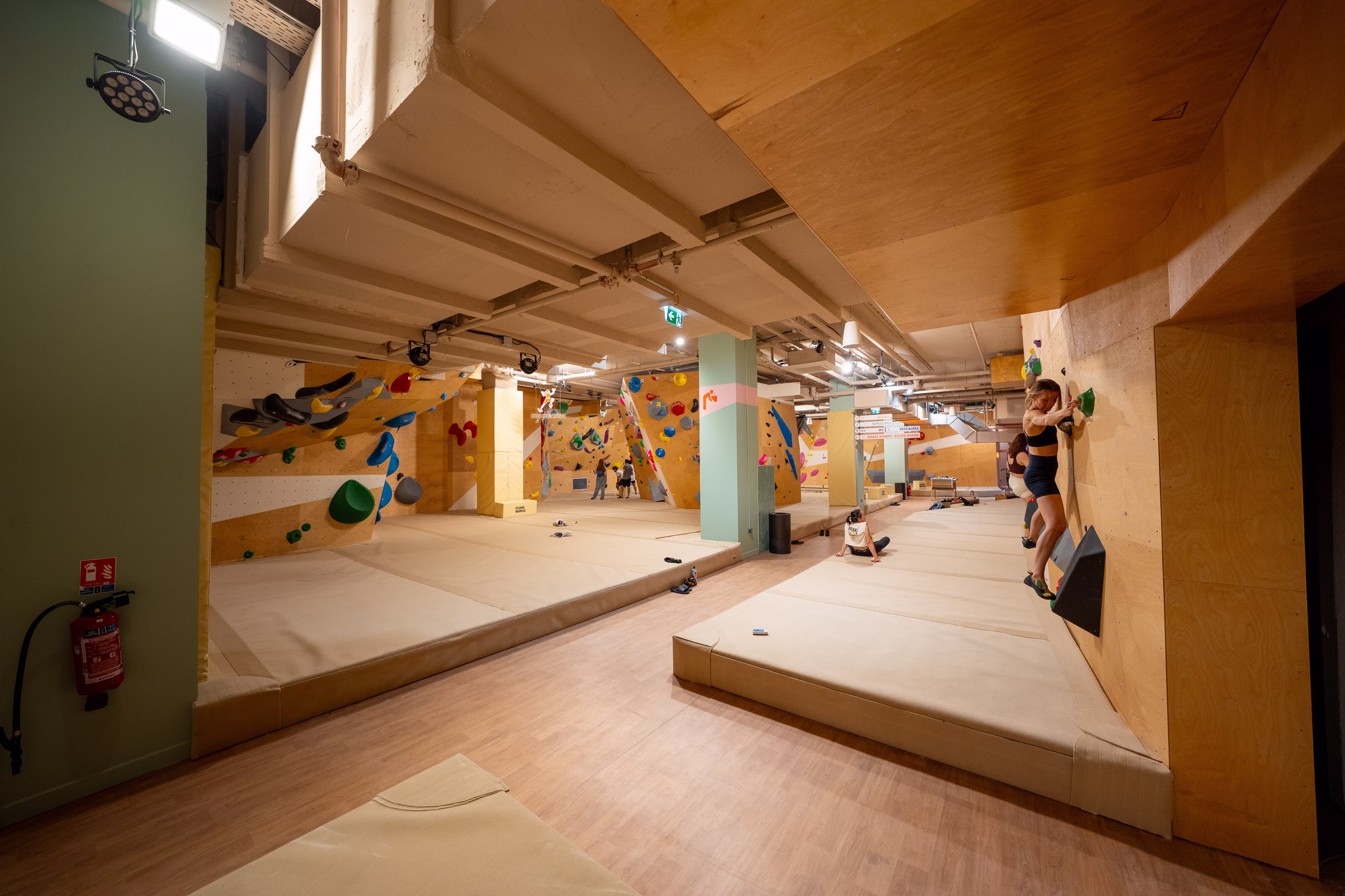 Vue depuis l'entrée vers les tapis et murs de bloc Climb World.