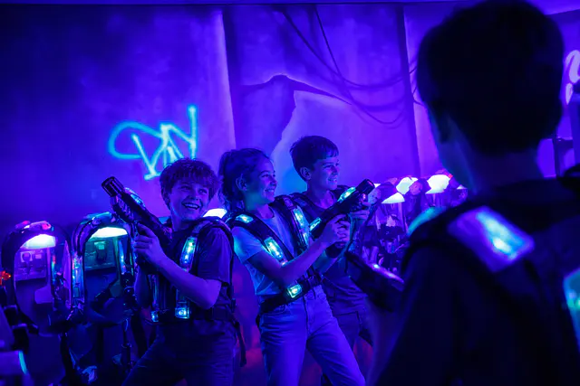 Des enfants équipés pour jouer au laser game chez Smile World