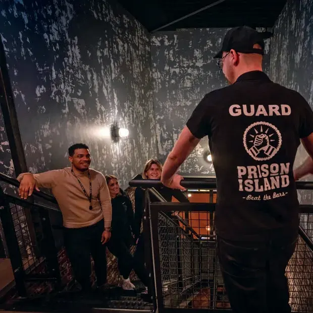 Briefing d’une équipe devant Prison Island