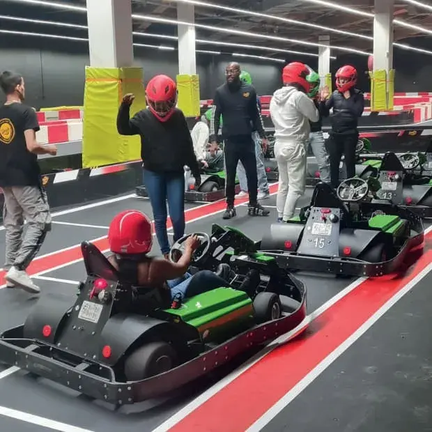 Participants installés sur la piste de karting Smile World
